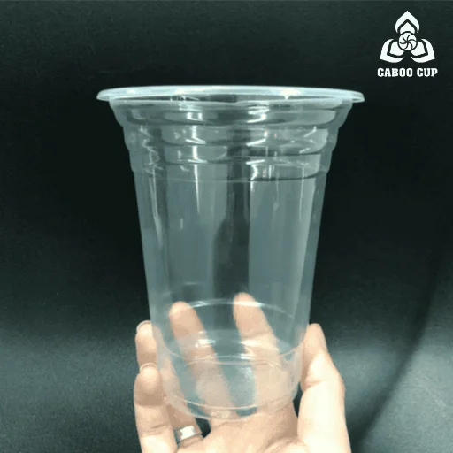 Ly size XL không phải là khái niệm quá xa lạ ở các quán trà sữa, cà phê nhưng có lẽ rất ít người đến quán và gọi một ly size XL để uống. Một vài thương hiệu F&B nổi tiếng đã áp dụng size XL vào thực đơn như Hồng Trà Ngô Gia, TocoToco, Bingxue,... và được nhiều bạn trẻ đón nhận. Vậy ly size XL bao nhiêu ml? Cần biết điều gì về size XL tại các quán trà sữa? Cùng tìm hiểu với Caboo Cup nhé!