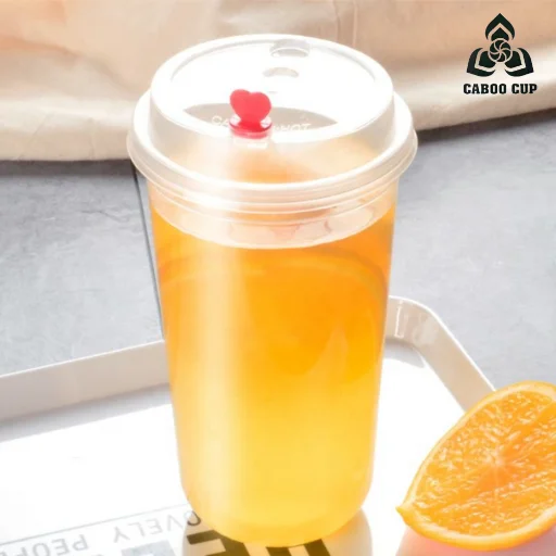 Ly size XL không phải là khái niệm quá xa lạ ở các quán trà sữa, cà phê nhưng có lẽ rất ít người đến quán và gọi một ly size XL để uống. Một vài thương hiệu F&B nổi tiếng đã áp dụng size XL vào thực đơn như Hồng Trà Ngô Gia, TocoToco, Bingxue,... và được nhiều bạn trẻ đón nhận. Vậy ly size XL bao nhiêu ml? Cần biết điều gì về size XL tại các quán trà sữa? Cùng tìm hiểu với Caboo Cup nhé!