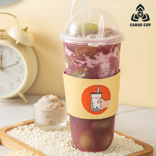 Ly size XL không phải là khái niệm quá xa lạ ở các quán trà sữa, cà phê nhưng có lẽ rất ít người đến quán và gọi một ly size XL để uống. Một vài thương hiệu F&B nổi tiếng đã áp dụng size XL vào thực đơn như Hồng Trà Ngô Gia, TocoToco, Bingxue,... và được nhiều bạn trẻ đón nhận. Vậy ly size XL bao nhiêu ml? Cần biết điều gì về size XL tại các quán trà sữa? Cùng tìm hiểu với Caboo Cup nhé!